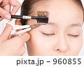 眉毛を整えてもらう女性