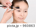 眉毛を整えてもらう女性