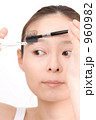 眉毛を整える女性