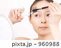 眉毛を整える女性