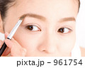 眉を描いてもらう女性