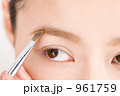 眉を描く女性