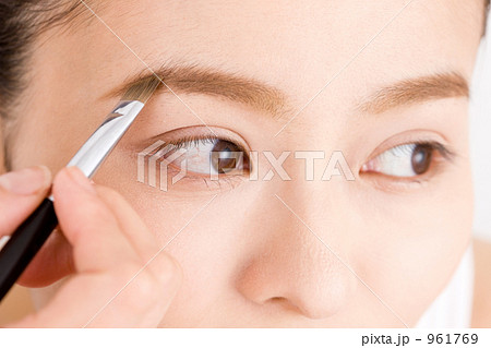 「眉を描いてもらう女性」の写真素材
