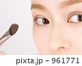 アイシャドーを塗る女性