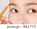 眉を描く女性