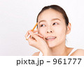 眉を描く女性