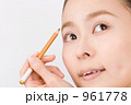 眉を描く女性