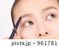 眉を描く女性