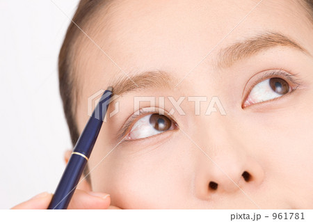 「眉を描く女性」の写真素材