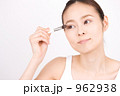 アイシャドーを塗る女性