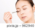 アイシャドーを塗る女性