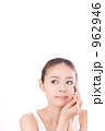 マスカラを塗る女性