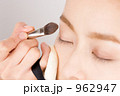 アイシャドーを塗ってもらう女性