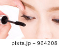 マスカラを塗る女性