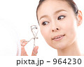 ビューラーを使う女性 ビューラーを使う女性
