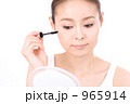 マスカラを塗る女性