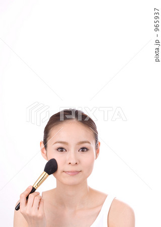 「チーク塗る女性」の写真素材