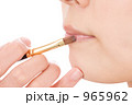 口紅を塗る女性