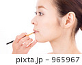 口紅を塗る女性