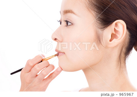 口紅を塗る女性