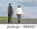 散歩する初老の夫婦