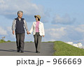 散歩する初老の夫婦