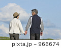 散歩する初老の夫婦