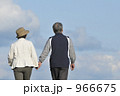 散歩する初老の夫婦