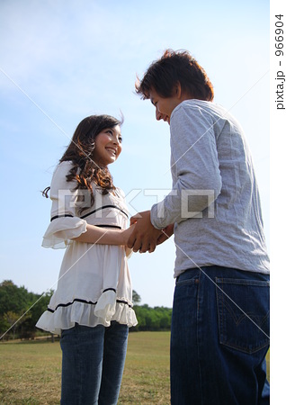 「みつめ合う二人」の写真素材