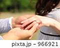 薬指に指輪をはめる