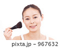チーク塗る女性