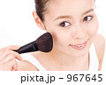 チーク塗る女性