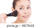 チーク塗る女性