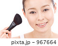 チーク塗る女性