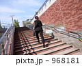 階段を駆け上がる
