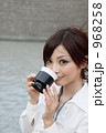 コーヒーブレイク中の女性