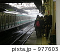 977603