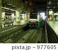 977605