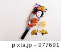 羽子板と金の扇２枚と水引の毬