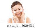 泡を頬につける女性