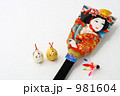 正月背景素材　トラの置物と羽子板