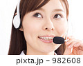 インカムをつけた女性