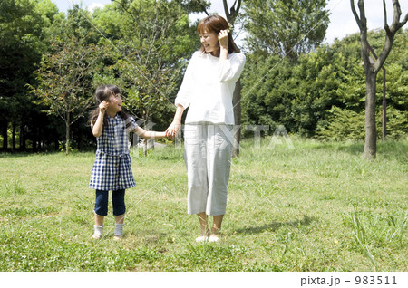 女性 手をつなぐ ふたり