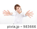 両手を広げる女性