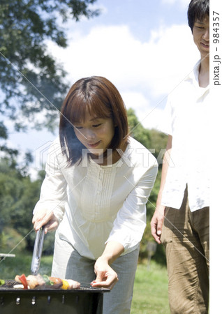 「BBQ バーベキュー 人物 」の写真素材