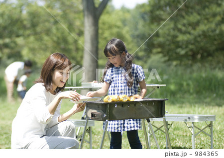 「BBQ 親子 バーベキュー 」の写真素材