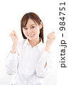 ガッツポーズをする若い女性