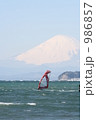 富士山、江ノ島をバックに疾走するウィンドサーフィン