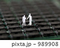 989908