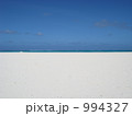 真っ白な砂浜と青い海、青い空